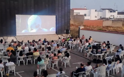 Ni sofá ni plataforma: el cine vuelve a reunir a los pueblos de Cáceres en sus plazas